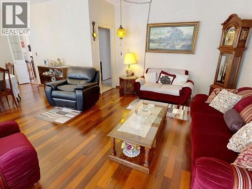 5751 Maple Ave, Powell River, BC - Indoor Photo Showing Living Room