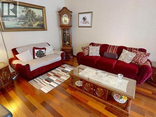 5751 Maple Ave, Powell River, BC - Indoor Photo Showing Living Room