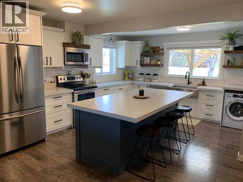 2118 16 Avenue S, Lethbridge, AB - Indoor Photo Showing Kitchen With Double Sink