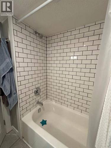 2118 16 Avenue S, Lethbridge, AB - Indoor Photo Showing Bathroom