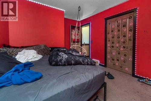 100 Willow Ridge Link, Diamond Valley, AB - Indoor Photo Showing Bedroom