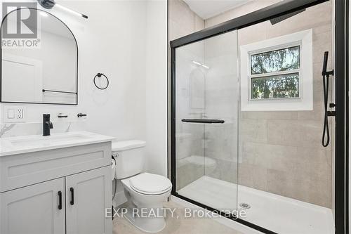 41 Cameron Avenue S, Hamilton, ON - Indoor Photo Showing Bathroom