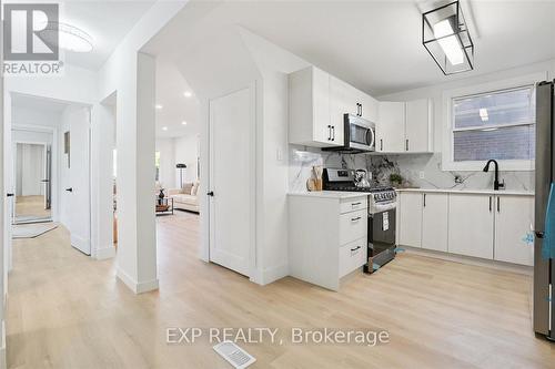 41 Cameron Avenue S, Hamilton, ON - Indoor Photo Showing Kitchen