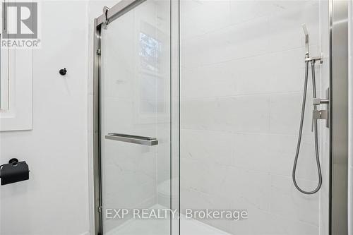 41 Cameron Avenue S, Hamilton, ON - Indoor Photo Showing Bathroom