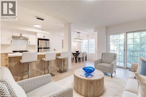 628 Garibaldi Common, Burlington, ON - Indoor Photo Showing Living Room