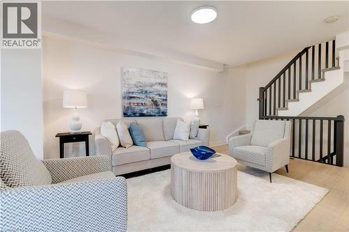 628 Garibaldi Common, Burlington, ON - Indoor Photo Showing Living Room