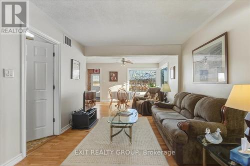 33 Willow Point Road, Brighton, ON - Indoor Photo Showing Living Room
