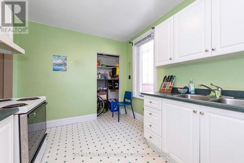 Apt 2 - 121 Osgoode Street, Ottawa, ON - Indoor Photo Showing Kitchen With Double Sink