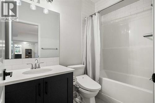 40 West Grove Link Sw, Calgary, AB - Indoor Photo Showing Bathroom