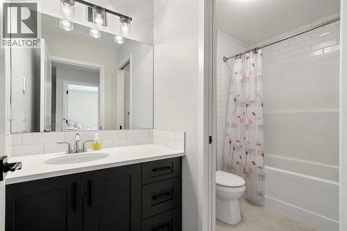 40 West Grove Link Sw, Calgary, AB - Indoor Photo Showing Bathroom