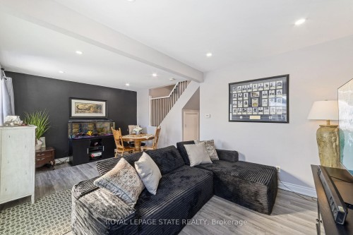 411 Fairfield Avenue, Hamilton, ON - Indoor Photo Showing Living Room
