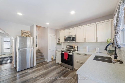 411 Fairfield Avenue, Hamilton, ON - Indoor Photo Showing Kitchen With Double Sink With Upgraded Kitchen
