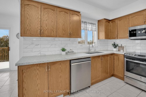 82 Coolspring Crescent, Caledon, ON - Indoor Photo Showing Kitchen With Double Sink