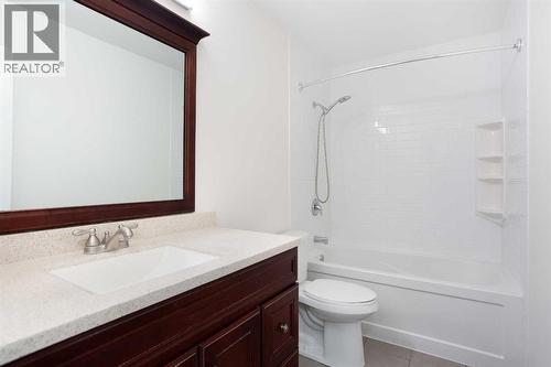 4p main bathroom - upstairs - 14668 Deer Run Drive Se, Calgary, AB - Indoor Photo Showing Bathroom
