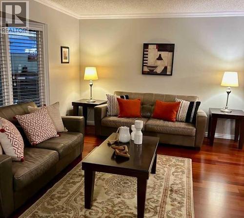 124 Canterbury Drive Sw, Calgary, AB - Indoor Photo Showing Living Room