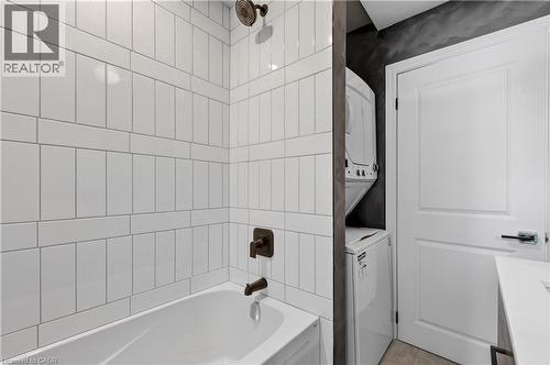3 East 35Th Street, Hamilton, ON - Indoor Photo Showing Bathroom