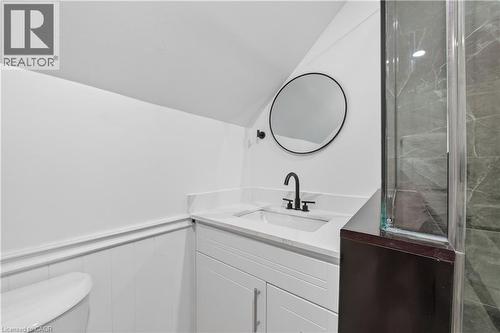 3 East 35Th Street, Hamilton, ON - Indoor Photo Showing Bathroom