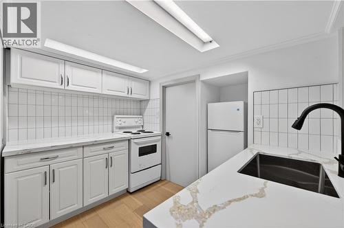 3 East 35Th Street, Hamilton, ON - Indoor Photo Showing Kitchen