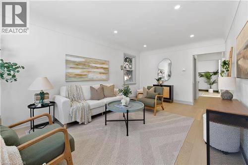 3 East 35Th Street, Hamilton, ON - Indoor Photo Showing Living Room
