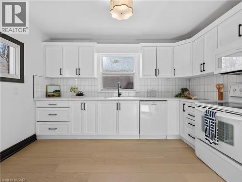 3 East 35Th Street, Hamilton, ON - Indoor Photo Showing Kitchen