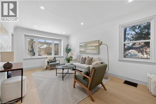 3 East 35Th Street, Hamilton, ON - Indoor Photo Showing Living Room
