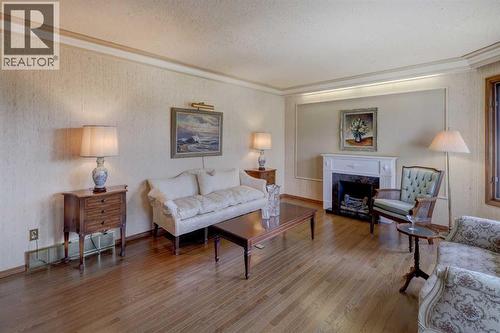 76 Edgeland Road Nw, Calgary, AB - Indoor Photo Showing Living Room