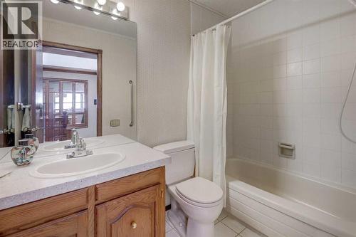 76 Edgeland Road Nw, Calgary, AB - Indoor Photo Showing Bathroom