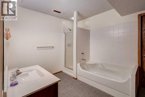 76 Edgeland Road Nw, Calgary, AB - Indoor Photo Showing Bathroom