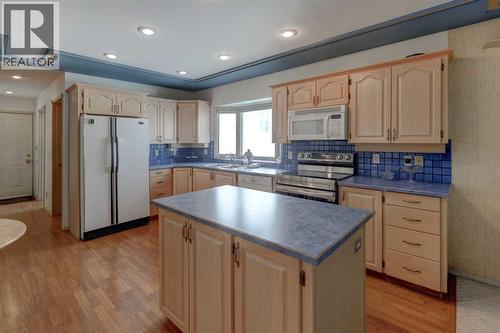 76 Edgeland Road Nw, Calgary, AB - Indoor Photo Showing Kitchen