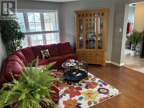 111 Duncairn Crescent, Hamilton, ON - Indoor Photo Showing Living Room