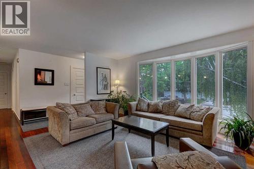 82 Gladys Ridge Road Sw, Calgary, AB - Indoor Photo Showing Living Room
