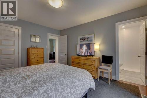 82 Gladys Ridge Road Sw, Calgary, AB - Indoor Photo Showing Bedroom