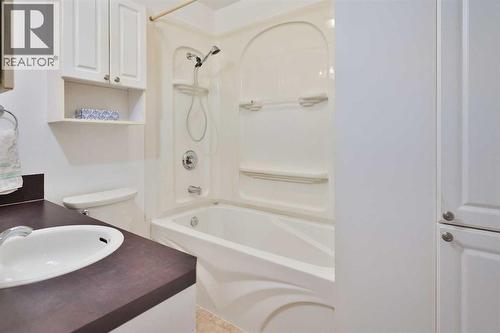 196 W 100 S, Raymond, AB - Indoor Photo Showing Bathroom