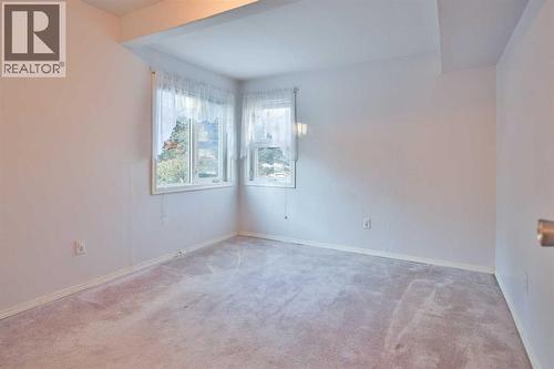 196 W 100 S, Raymond, AB - Indoor Photo Showing Other Room