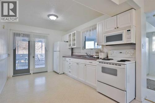 196 W 100 S, Raymond, AB - Indoor Photo Showing Kitchen