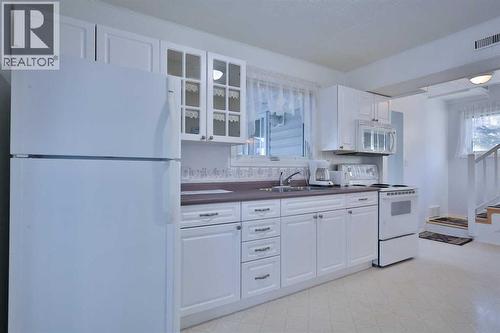 196 W 100 S, Raymond, AB - Indoor Photo Showing Kitchen