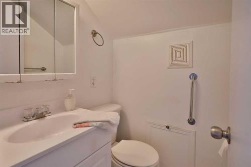 196 W 100 S, Raymond, AB - Indoor Photo Showing Bathroom