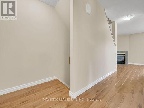 49 - 536 Third Street, London East (East H), ON - Indoor Photo Showing Other Room With Fireplace