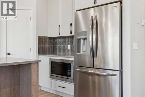 120 Quartz Crescent, Cochrane, AB - Indoor Photo Showing Kitchen