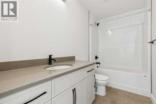 120 Quartz Crescent, Cochrane, AB - Indoor Photo Showing Bathroom