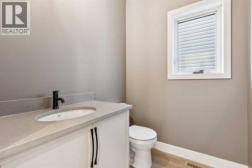 120 Quartz Crescent, Cochrane, AB - Indoor Photo Showing Bathroom