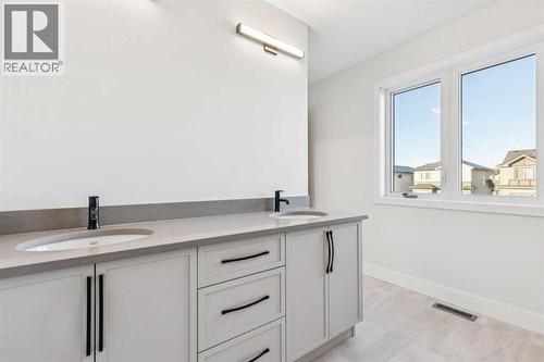 120 Quartz Crescent, Cochrane, AB - Indoor Photo Showing Bathroom