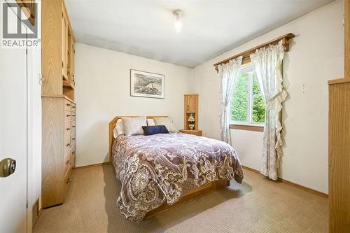 6383 32 Avenue Nw, Calgary, AB - Indoor Photo Showing Bedroom