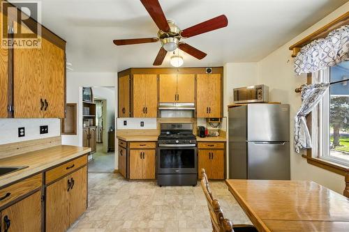 6383 32 Avenue Nw, Calgary, AB - Indoor Photo Showing Kitchen