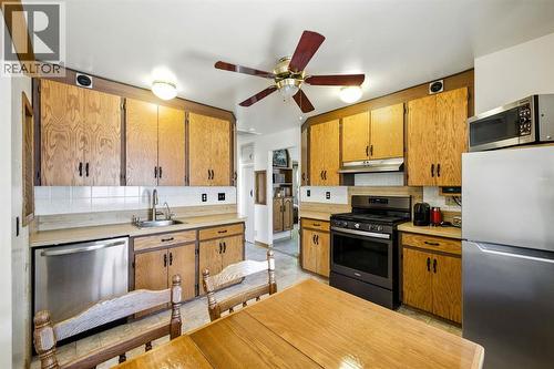6383 32 Avenue Nw, Calgary, AB - Indoor Photo Showing Kitchen