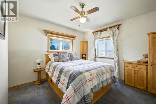 6383 32 Avenue Nw, Calgary, AB - Indoor Photo Showing Bedroom