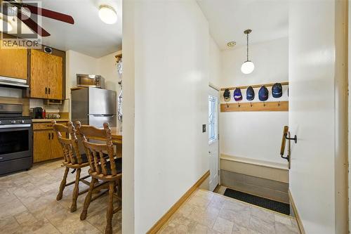 6383 32 Avenue Nw, Calgary, AB - Indoor Photo Showing Kitchen