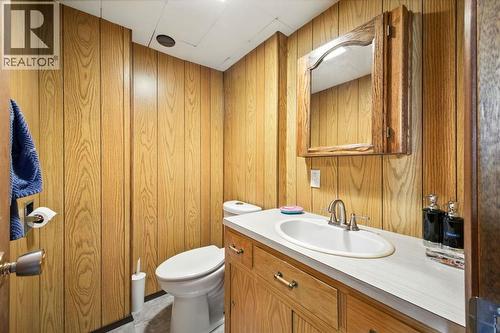 6383 32 Avenue Nw, Calgary, AB - Indoor Photo Showing Bathroom