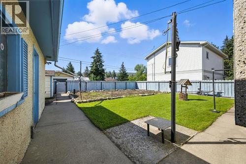 6383 32 Avenue Nw, Calgary, AB - Outdoor