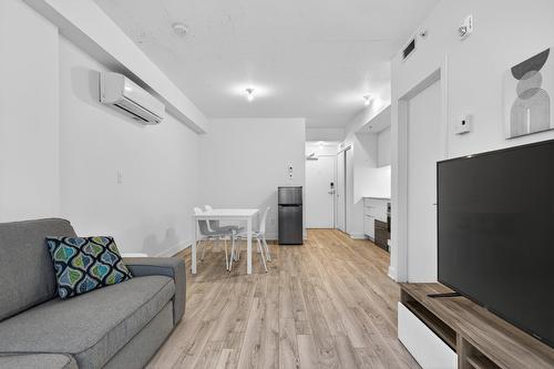 Salon - 301-1200 Rue Crescent, Montréal (Ville-Marie), QC - Indoor